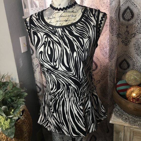Willi Smith - Zebra print zipper back blouse with faux leather look trim. - Picture 2 of 10